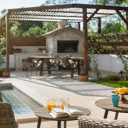 Labin Sleeps 6 With Pool Air Con And Wifi
